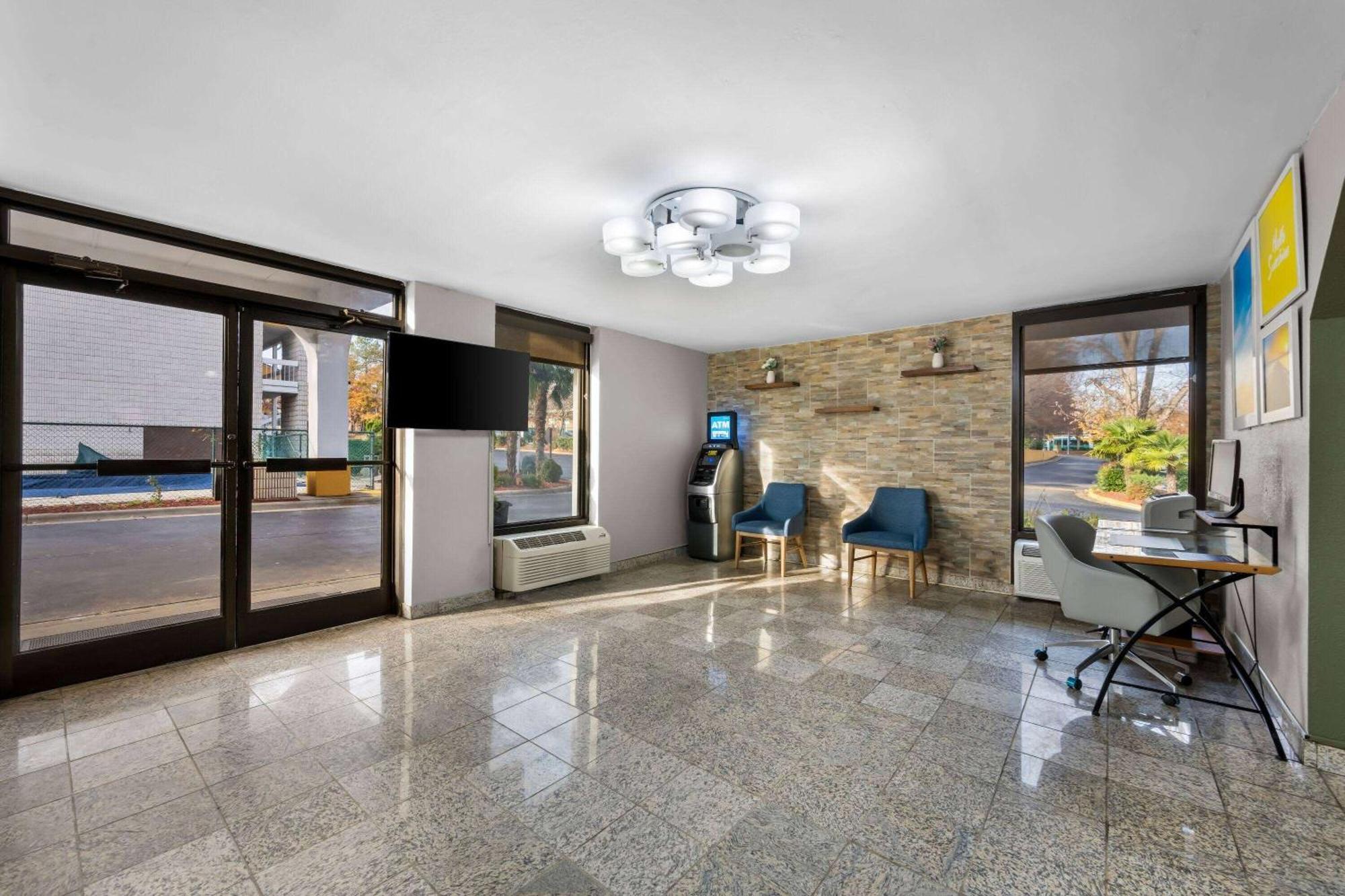 Days Inn By Wyndham Raleigh Midtown Eksteriør bilde