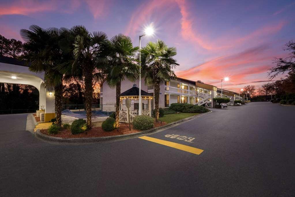 Days Inn By Wyndham Raleigh Midtown Eksteriør bilde